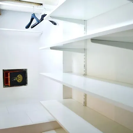 Апартаменты Sinclair , Loft In Center With Original Romantic Fresco