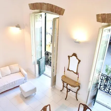 Апартаменты Sinclair , Loft In Center With Original Romantic Fresco