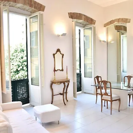 Апартаменты Sinclair , Loft In Center With Original Romantic Fresco *